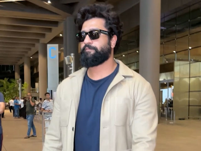 विक्की कौशल मुंबई एयरपोर्ट पर शानदार स्टाइल में आए नजर
