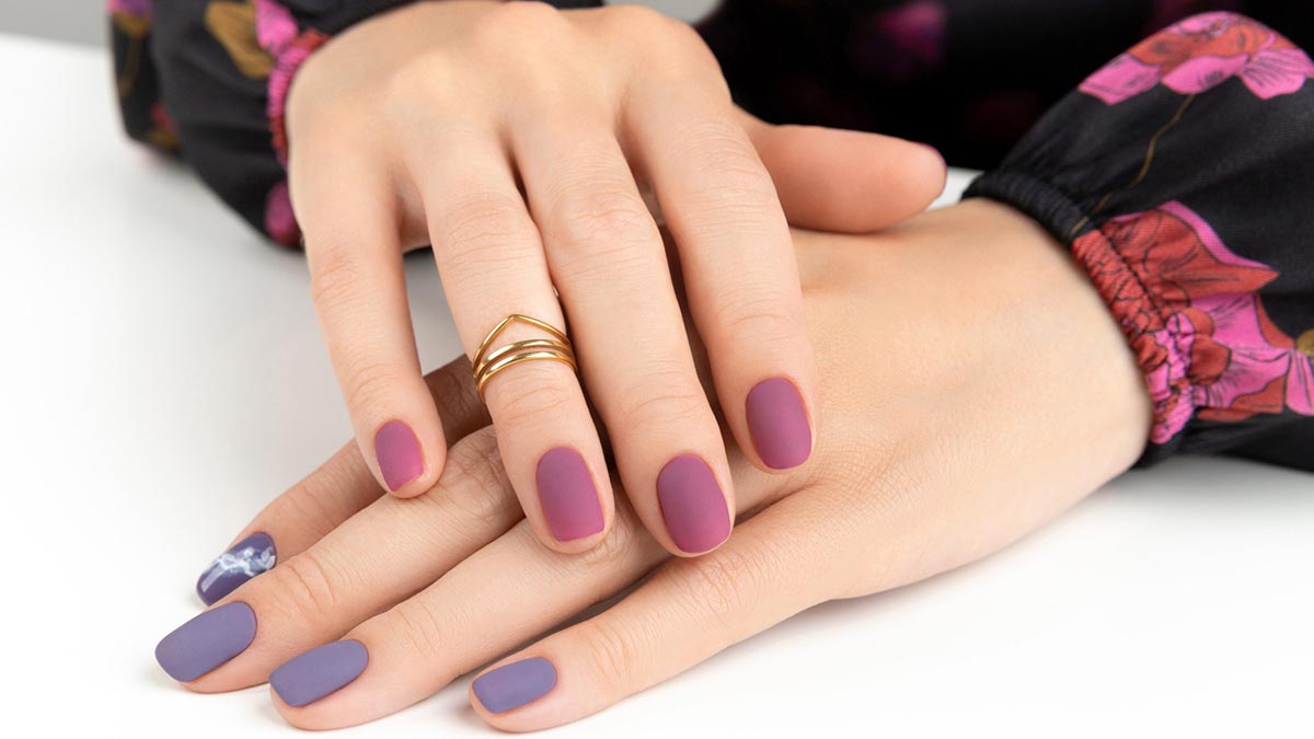 दांतों से कुतर देती हैं नेलपेंट, सेहत की होती है चिंता? तो ऑलिव ऑयल और विटामिन ई से घर पर बनाएं नेल पॉलिश, खा भी ली तो कोई बात नहीं