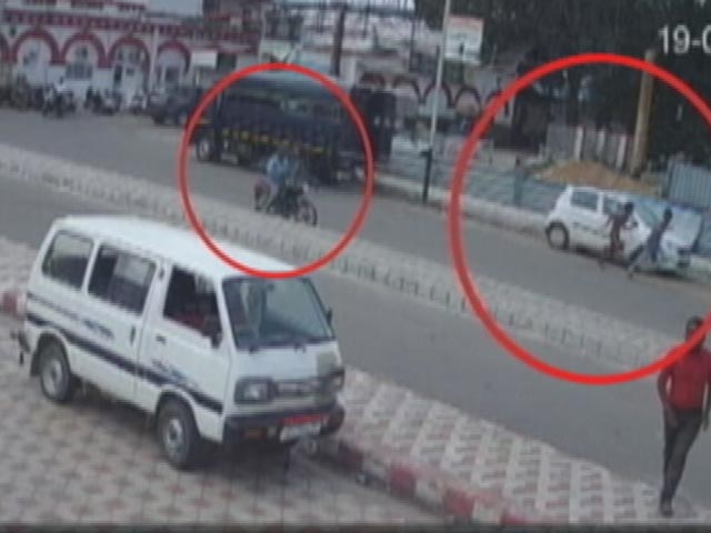 Video: 3 Train Robbers Make 'Great Escape', Run Out Of Police Van In UP