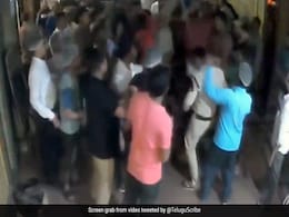 बिरयानी में एक्सट्रा रायता मांगने पर युवक को पीटकर मार डाला, 5 गिरफ्तार, 2 पुलिसवाले सस्पेंड  बिरयानी में एक्सट्रा रायता मांगने पर युवक को पीटकर मार डाला, 5 गिरफ्तार, 2 पुलिसवाले सस्पेंड