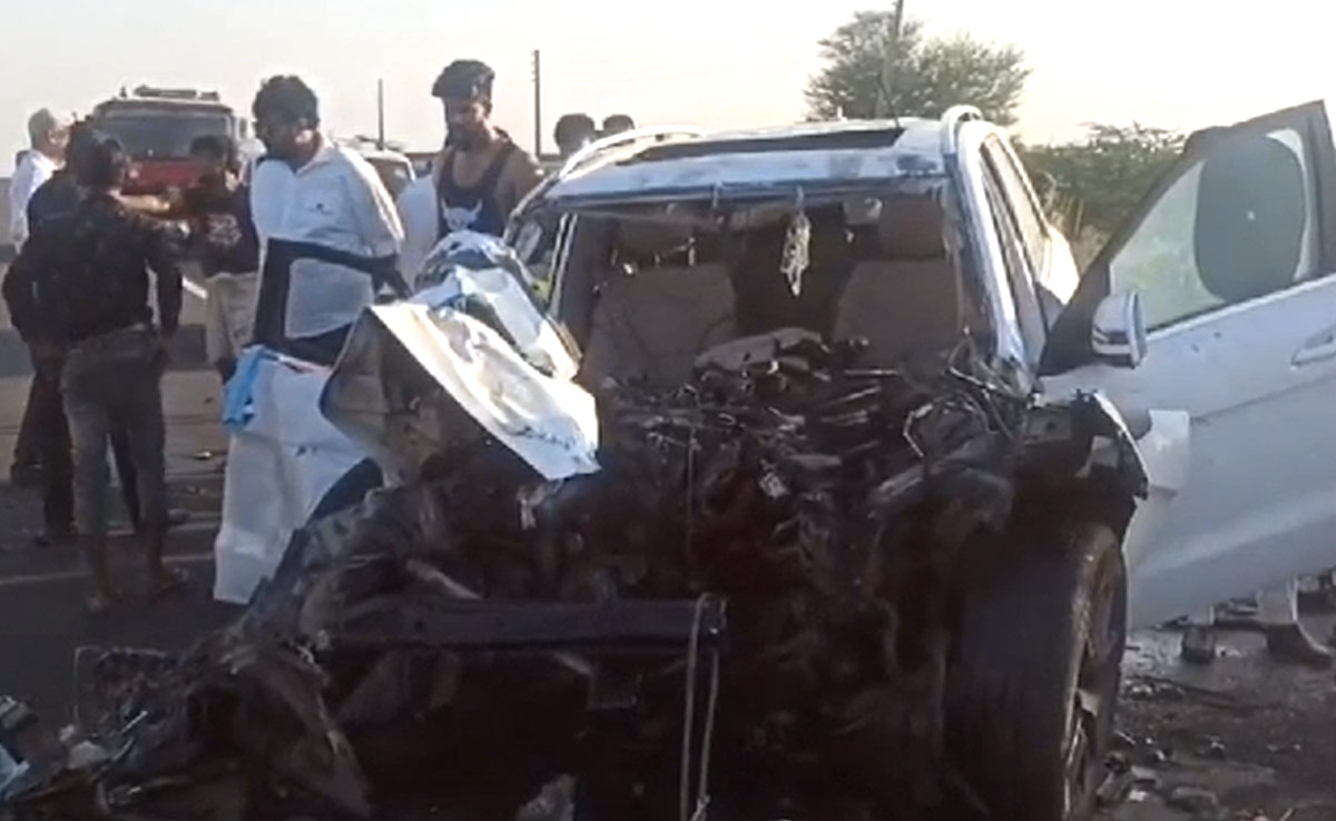 तेज रफ्तार मर्सिडीज ने दूध के टैंकर को मारी टक्‍कर, उड़ गए लग्‍जरी कार के परखच्‍चे