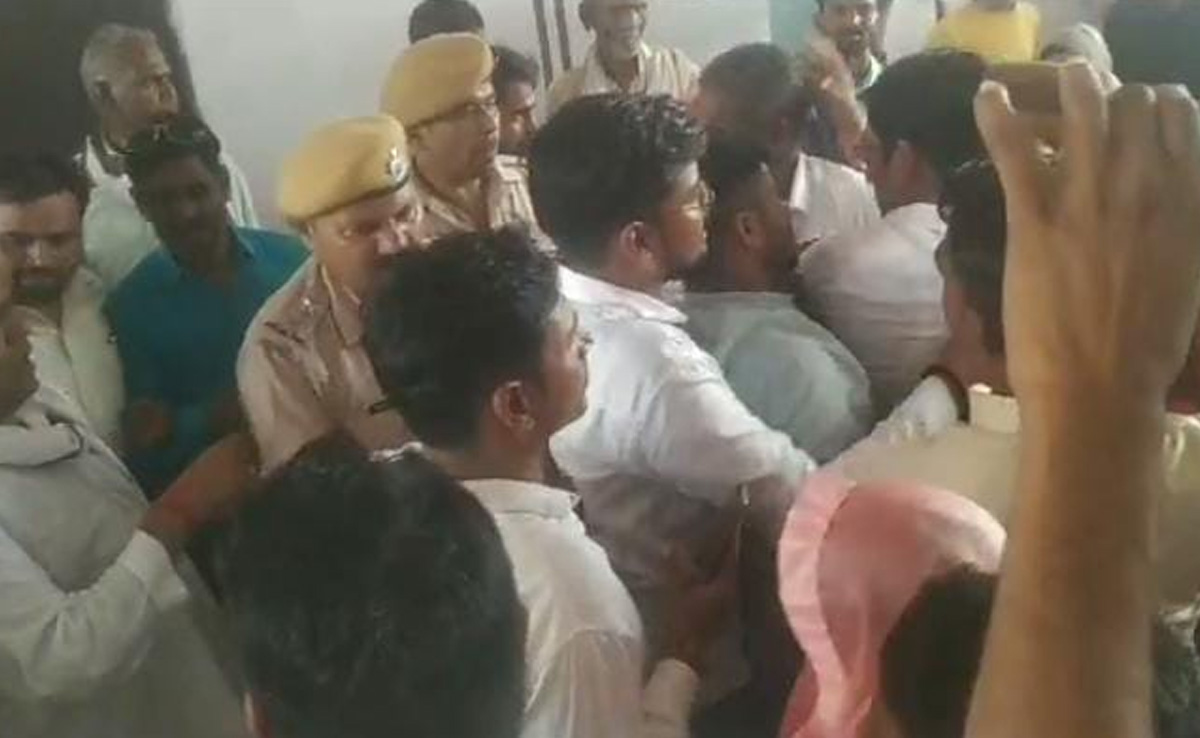 धौलपुर में वरिष्ठ नेता के सामने ही आपस में ही भिड़े कांग्रेसी कार्यकर्ता, पुलिस को करना पड़ा हस्तक्षेप