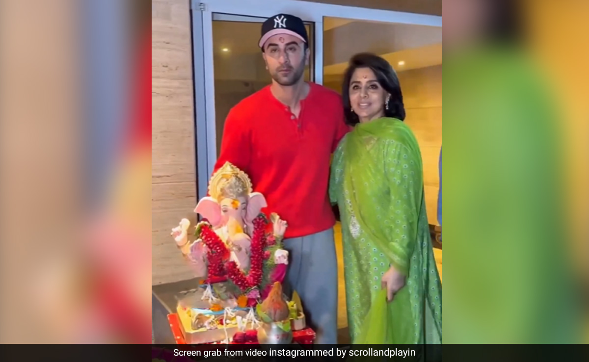 Ganesh Chaturthi 2023: Ranbir Kapoor And Neetu Kapoor Pictured At <i>Visarjan</i>
