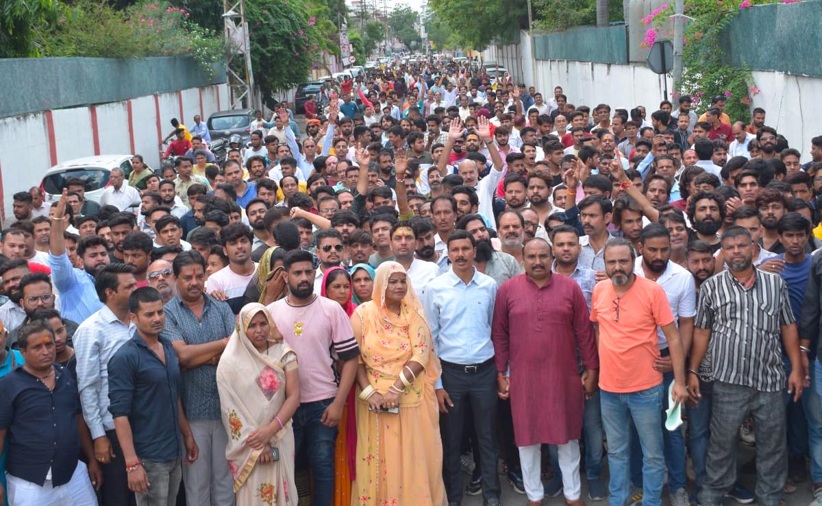 भीलवाड़ा में युवक पर जानलेवा हमले से लोगों में आक्रोश, बाजार बंद कर सड़कों पर उतरे हजारों लोग