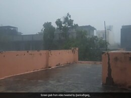 ये दिल्ली है धर्मशाला नहीं... राजधानी में अचानक हुई झमाझम बारिश, सोशल मीडिया पर आई मीम्स की बाढ़ ये दिल्ली है धर्मशाला नहीं... राजधानी में अचानक हुई झमाझम बारिश, सोशल मीडिया पर आई मीम्स की बाढ़