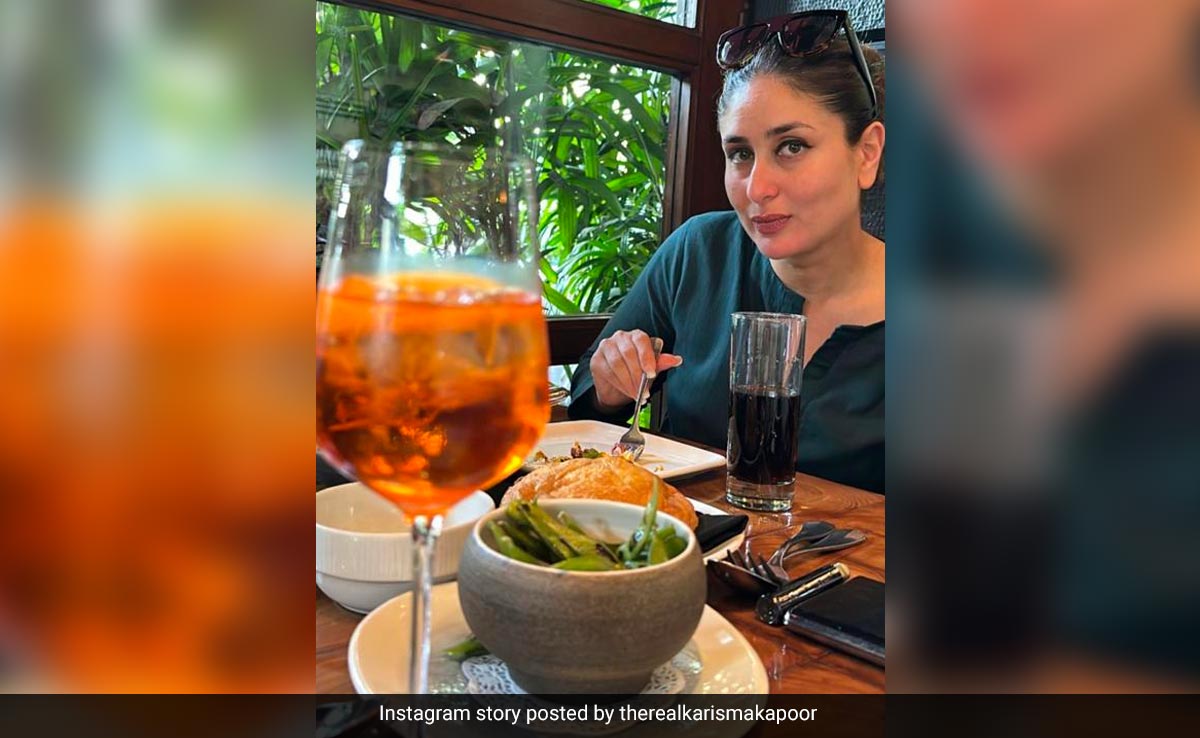 The Very Stylish Kareena Kapoor In Black Was Karisma Kapoor's Lunch Date, Setting New Sibling Goals