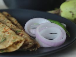 इस बार आलू, गोभी या पनीर नहीं बल्कि नाश्ते में बनाएं चिली चीज पराठा, खाने वाले चाटते रह जाएंगे उंगलियां इस बार आलू, गोभी या पनीर नहीं बल्कि नाश्ते में बनाएं चिली चीज पराठा, खाने वाले चाटते रह जाएंगे उंगलियां