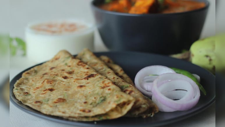 सुबह की भागदौड़ में बनाएं टेस्टी 'गाजर चीज पराठा', बिना स्टफिंग के झटपट होगा तैयार