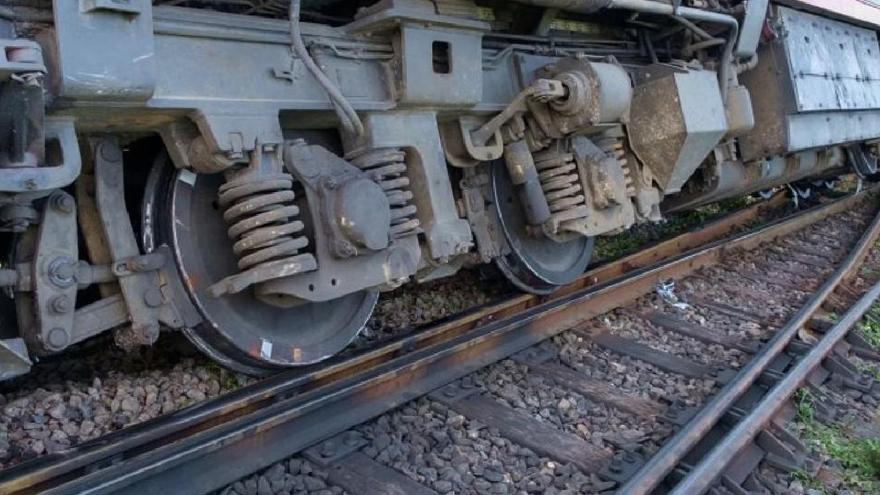 झाबुआ में तेज बारिश की वजह से  ट्रेन पटरी से उतरी