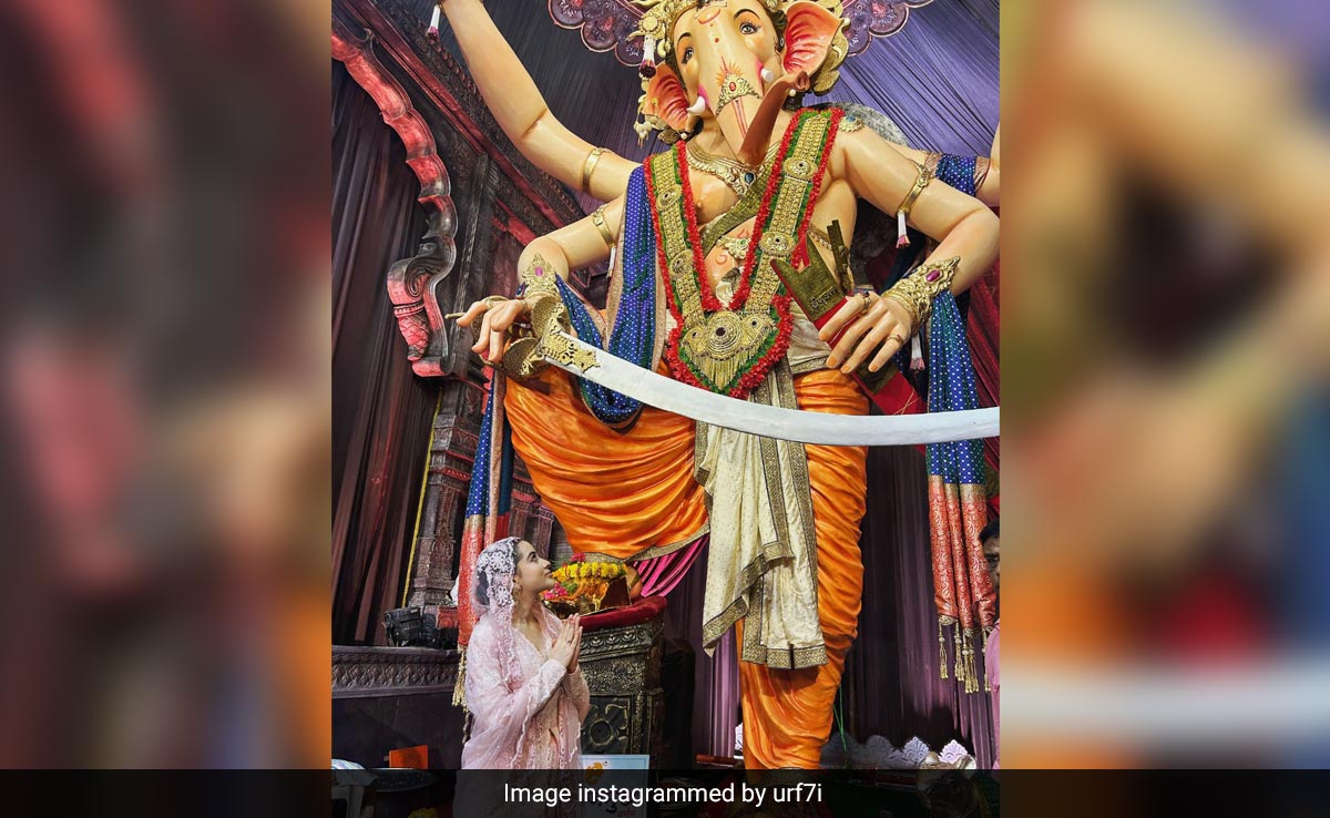 Uorfi Javed Offers Prayers At Mumbaicha Raja: "Not A Religious Person, But..."