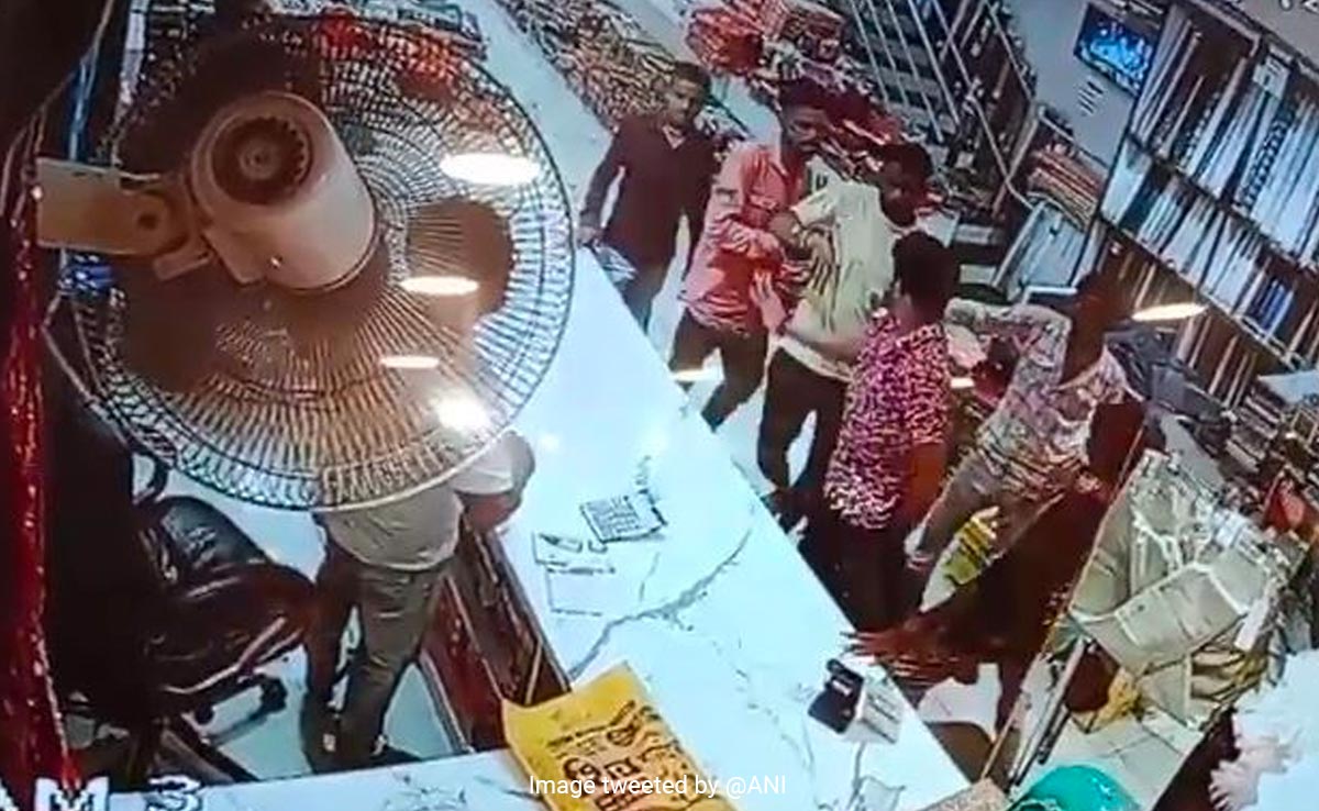 Raipur : दुकान में घुसकर कारोबारी से मारपीट और लूट का प्रयास, घटना का CCTV फुटेज आया सामने