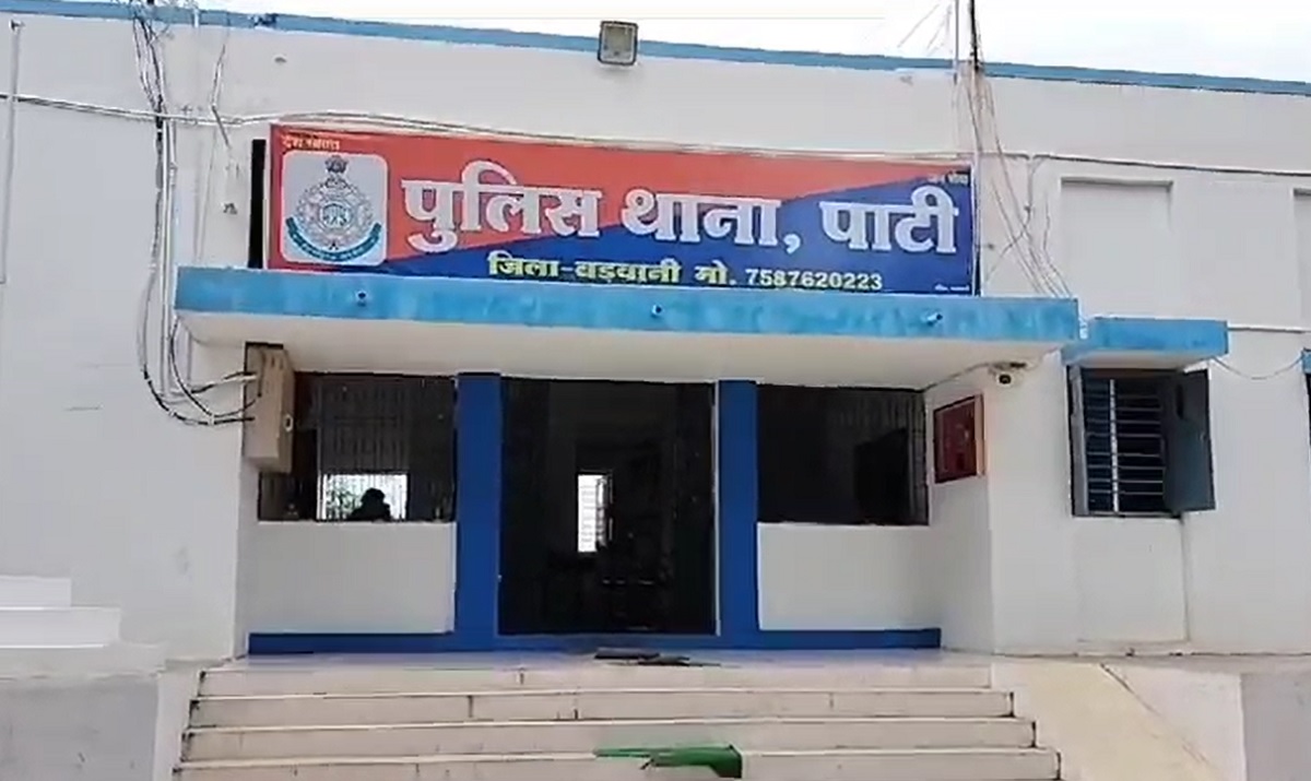 बड़वानी : कलयुगी बेटे ने पिता को मौत के घाट उतारा, पुलिस को गुमराह करने के लिए आत्महत्या बताया