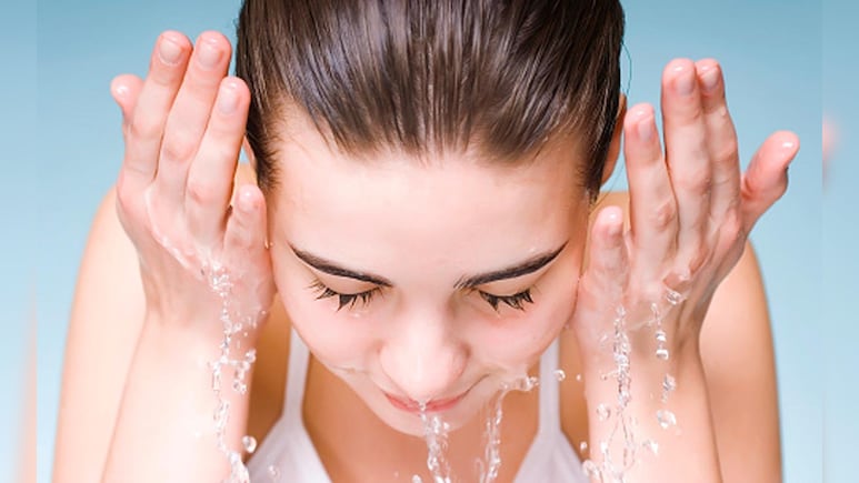 सर्दियों में चेहरा धोने के लिए कौन सा पानी सही- गर्म या ठंडा? यहां जानें जवाब और फायदे
