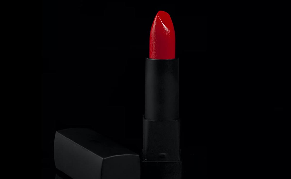 इस फेस्टिव सीजन में ये रेड लिपस्टिक लगा देंगी आपके लुक में चार-चांद