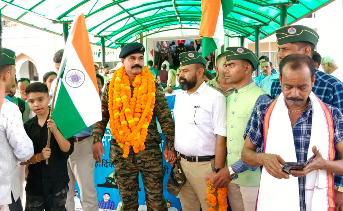 छत्तीसगढ़ चुनाव : BSF जवान को लोगों ने भेजे 10 हजार पोस्टकार्ड, अब मंत्री अमरजीत भगत को देंगे टक्कर