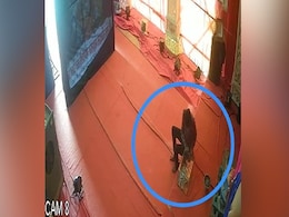 महाराष्ट्र: गणपति पंडाल में रखी दान पेटी तोड़कर हजारों रुपये उड़ा ले गए चोर, CCTV में कैद हुई पूरी घटना महाराष्ट्र: गणपति पंडाल में रखी दान पेटी तोड़कर हजारों रुपये उड़ा ले गए चोर, CCTV में कैद हुई पूरी घटना