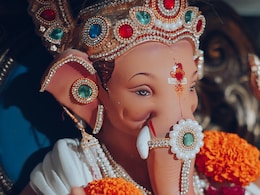 पुणे के दगडूशेठ गणपति पंडाल में 31,000 महिलाओं ने किया 'अथर्वशीर्ष' का जाप पुणे के दगडूशेठ गणपति पंडाल में 31,000 महिलाओं ने किया 'अथर्वशीर्ष' का जाप