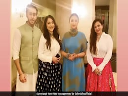 Parineeti Chopra's <i>Mehendi</i> Look Is Colourful In A Blue Printed Kurta Set Parineeti Chopra's <i>Mehendi</i> Look Is Colourful In A Blue Printed Kurta Set