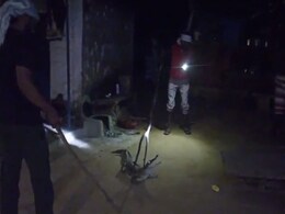 Shivpuri : घर में घुसे मगरमच्छ को देखकर घरवालों के उड़े होश, पकड़कर डैम में गया छोड़ा Shivpuri : घर में घुसे मगरमच्छ को देखकर घरवालों के उड़े होश, पकड़कर डैम में गया छोड़ा