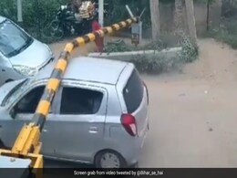 रेलवे क्रॉसिंग का फाटक बंद था, तोड़ते हुए नीचे से निकली ऑल्टो कार, वायरल Video देख लोगों ने की कार्रवाई की मांग रेलवे क्रॉसिंग का फाटक बंद था, तोड़ते हुए नीचे से निकली ऑल्टो कार, वायरल Video देख लोगों ने की कार्रवाई की मांग