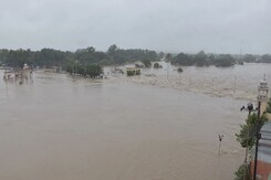मध्य प्रदेश में भारी बारिश और बाढ़ से लोगों का जनजीवन अस्त-व्यस्त ! मध्य प्रदेश में भारी बारिश और बाढ़ से लोगों का जनजीवन अस्त-व्यस्त !