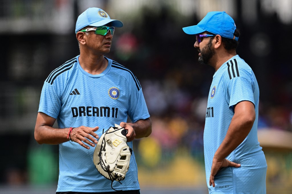 Rahul Dravid: भारतीय बल्लेबाज अब मैच में गेंदबाजी क्यों नहीं करते ? कोच द्रविड़ ने बताया अहम कारण