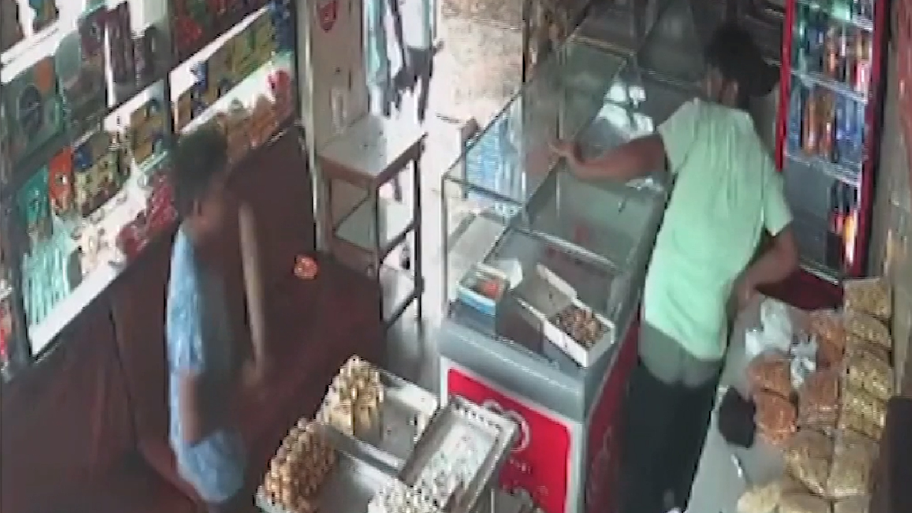 Bilaspur में Hotel में घुसकर Manager को पीटा, Police देखती रह गई तमाशा