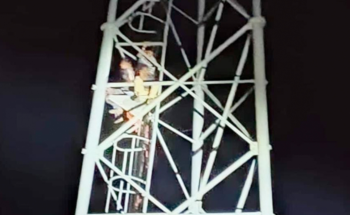 बारां : किसानों के प्रदर्शन को लेकर छात्र नेता गिरफ्तार, विरोध में टावर पर चढ़े लोग, थाने का किया घेराव