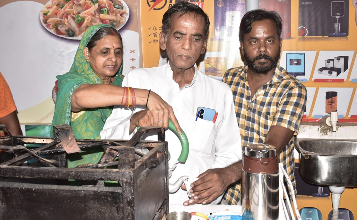 स्टंट या मजबूरी? रैगांव के पूर्व विधायक ने खोली चाय की दुकान, कहा- परिवार चलाना मुश्किल