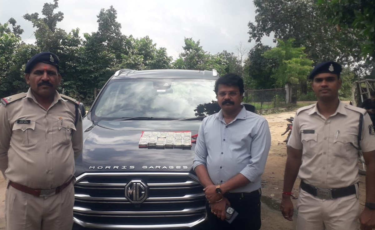 बिलासपुर : चेकिंग के दौरान पुलिस ने पकड़ी लाखों रुपए की साड़ियां, 6 लाख कैश भी बरामद