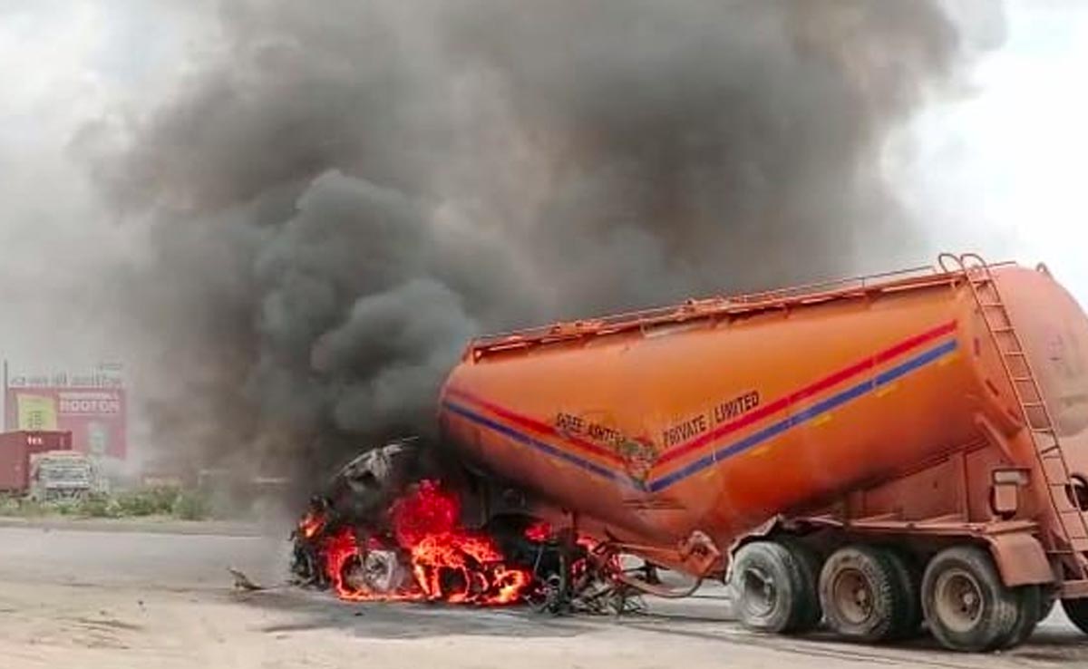 जयपुर हाईवे पर बड़ा हादसा, बाइक सवार को रौंदते हुए ट्रेलर से जा भिड़ा टैंकर, लगी भीषण आग