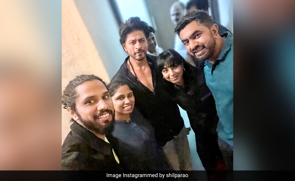 "<i>Jawan</i> Post-Screening Scenes": <i>Chaleya</i> Singer Shilpa Rao Shares Pics With Shah Rukh Khan, Deepika Padukone
