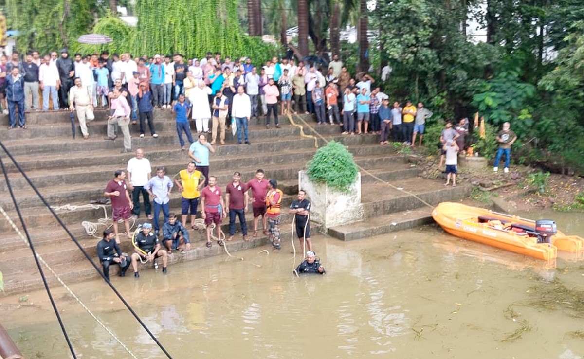 दुर्ग में बड़ा हादसा: शिवनाथ नदी में गिरी कार, दो बच्‍चे सहित चार लोगों की डूबने से मौत