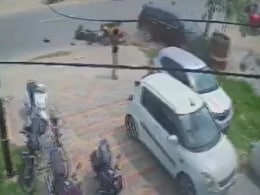 कार की टक्कर से हवा में 10 फीट उछले बाइक सवार पति-पत्नी, दोनों की मौत कार की टक्कर से हवा में 10 फीट उछले बाइक सवार पति-पत्नी, दोनों की मौत