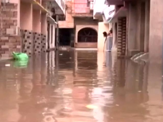 उत्तर प्रदेश : राजधानी लखनऊ और बाराबंकी में भारी बारिश, कई इलाकों में भरा पानी