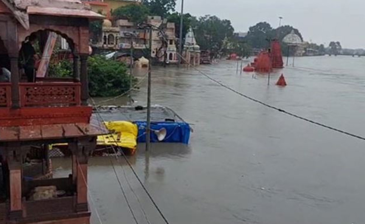 उज्जैन : शिप्रा का जलस्तर घटा पर नदी किनारे के मंदिर अभी भी आधे डूबे हुए