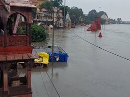 उज्जैन : शिप्रा का जलस्तर घटा पर नदी किनारे के मंदिर अभी भी आधे डूबे हुए उज्जैन : शिप्रा का जलस्तर घटा पर नदी किनारे के मंदिर अभी भी आधे डूबे हुए
