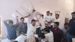 Sikar News: नगर पालिका की बैठक में जमकर चले लात-घूसें, पार्षदों ने एक दूसरे पर फेंकी कुर्सियां
