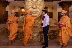 Rishi Sunak, Wife Akshata Murty Visit Akshardham Temple Amid Heavy Rain Rishi Sunak, Wife Akshata Murty Visit Akshardham Temple Amid Heavy Rain