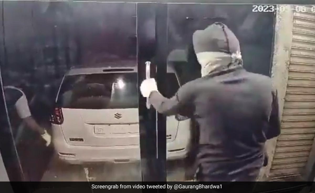 चोरों ने ATM लूटने के लिए चली शातिर चाल, मशीन को रस्सी से बांधकर गाड़ी से घसीटा, फिर जो हुआ...