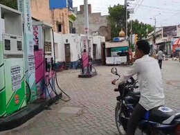 पेट्रोल-पंप संचालकों की हड़ताल दूसरे दिन भी रही जारी, लोगों को हुई परेशानी पेट्रोल-पंप संचालकों की हड़ताल दूसरे दिन भी रही जारी, लोगों को हुई परेशानी
