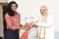 Star Shuttler पीवी सिंधु ने हैदराबाद में अमित शाह से मुलाकात की Star Shuttler पीवी सिंधु ने हैदराबाद में अमित शाह से मुलाकात की