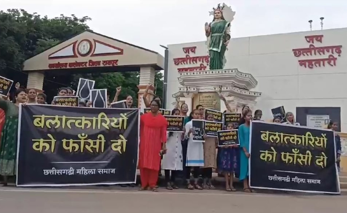 रायपुर : सामूहिक दुष्कर्म के आरोपियों के खिलाफ महिलाओं ने निकाली रैली, हुई फांसी की मांग