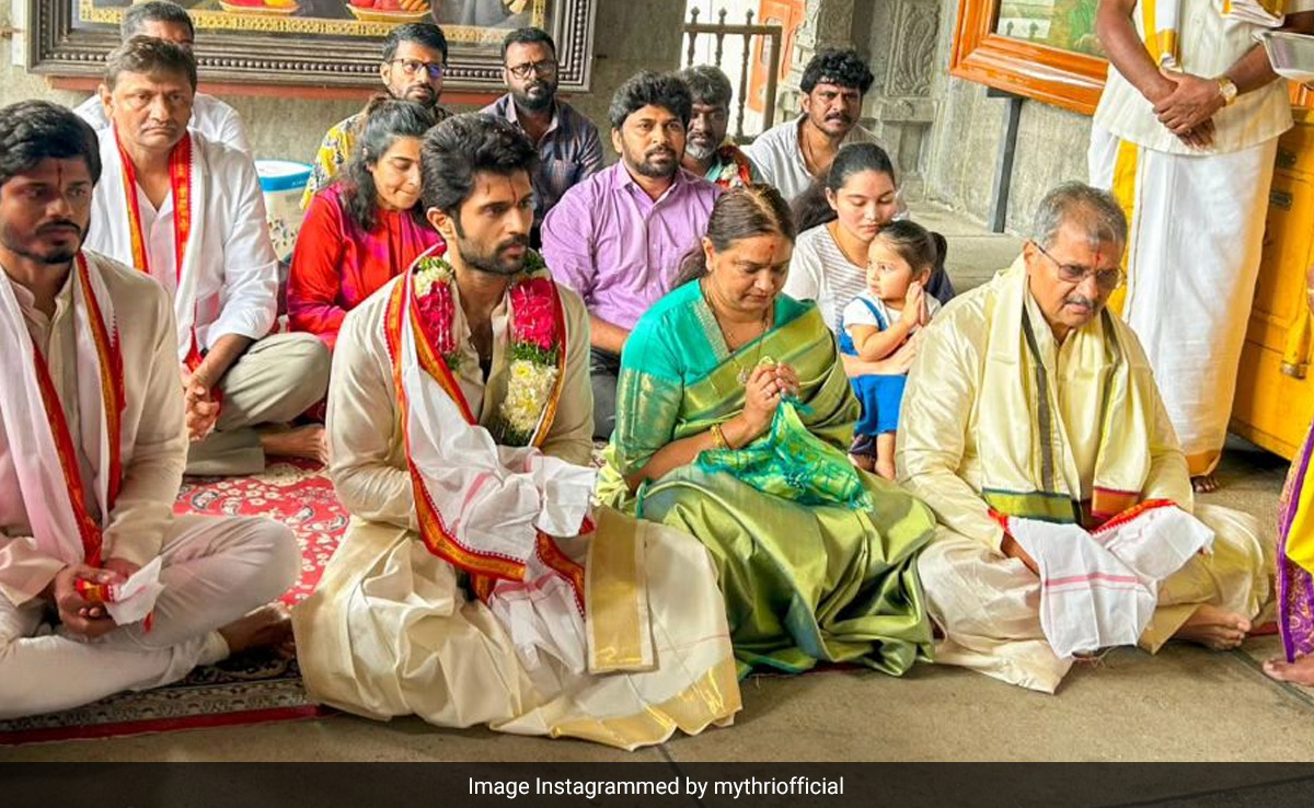 Inside Vijay Deverakonda's Temple Visit With Family After <i>Kushi'</i>s Release