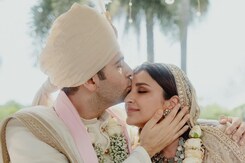 Parineeti-Raghav: सामने आया कपल का वेडिंग लुक, पेस्टल लहंगे में जमी एक्ट्रेस, व्हाइट शेरवानी में दिखे दूल्हे राजा Parineeti-Raghav: सामने आया कपल का वेडिंग लुक, पेस्टल लहंगे में जमी एक्ट्रेस, व्हाइट शेरवानी में दिखे दूल्हे राजा