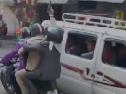VIDEO: दिल्ली में ज्वेलरी की दुकान में लूट के बाद फायरिंग करते हुए भागे तीन बाइक सवार VIDEO: दिल्ली में ज्वेलरी की दुकान में लूट के बाद फायरिंग करते हुए भागे तीन बाइक सवार