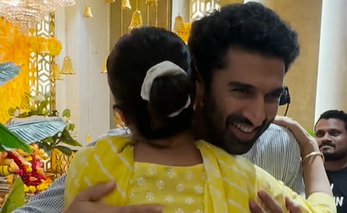 Viral: Alleged Exes Shraddha Kapoor And Aditya Roy Kapur Hug At Ganesh <i>Utsav</i>