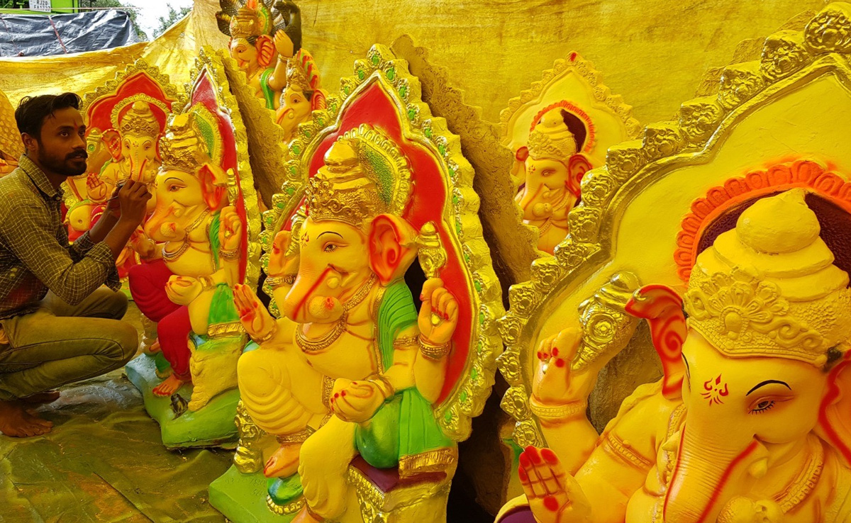 महंगाई की मार से परेशान मूर्तिकार, कम खरीदारी के चलते कीमतों में इजाफा 