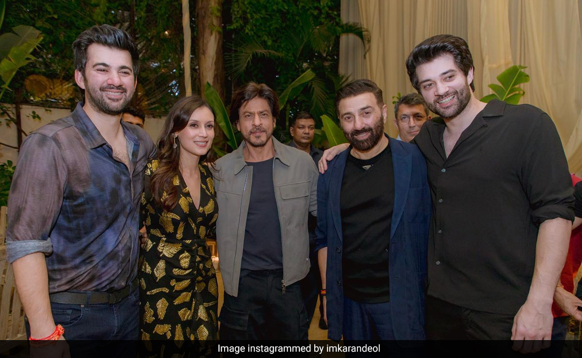 ICYMI: More Pics Of Sunny Deol, Shah Rukh Khan And Other Stars From <i> Gadar 2</i> Success Bash