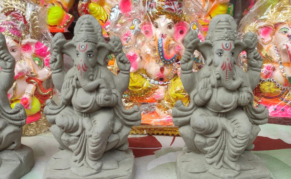 गणेश चतुर्थी : POP के बदले अब मिट्टी से बने गजनन की मूर्तियां खरीद रहे लोग, टोंक में सजा बाजार